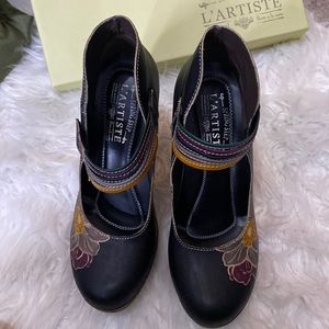 L’Artiste hand paint shoes